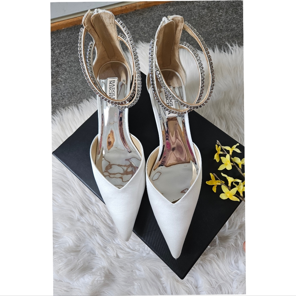 EUC Badgley Mischka 'Lilibeth' Dual Strapped Kitten Heel